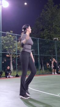 又美又能打！野球场肘姐的球场魅力应该不低吧🤔